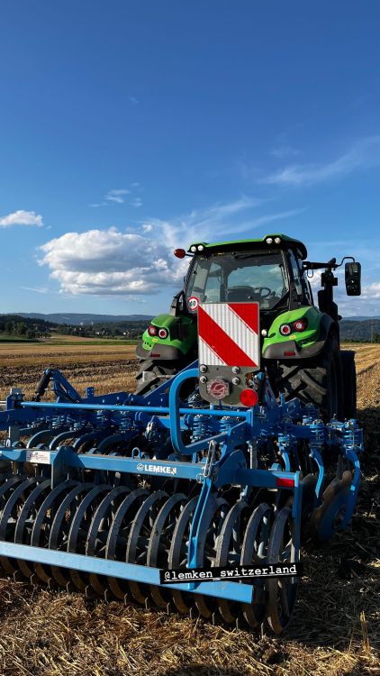 Un déchaumeur à disques Lemken en action. Photo : kim