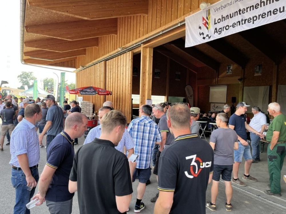 Rund 100 Lohnunternehmer trafen sich zum ersten Feldabend in Pierrafortscha zum Austausch und zur Inspiration.