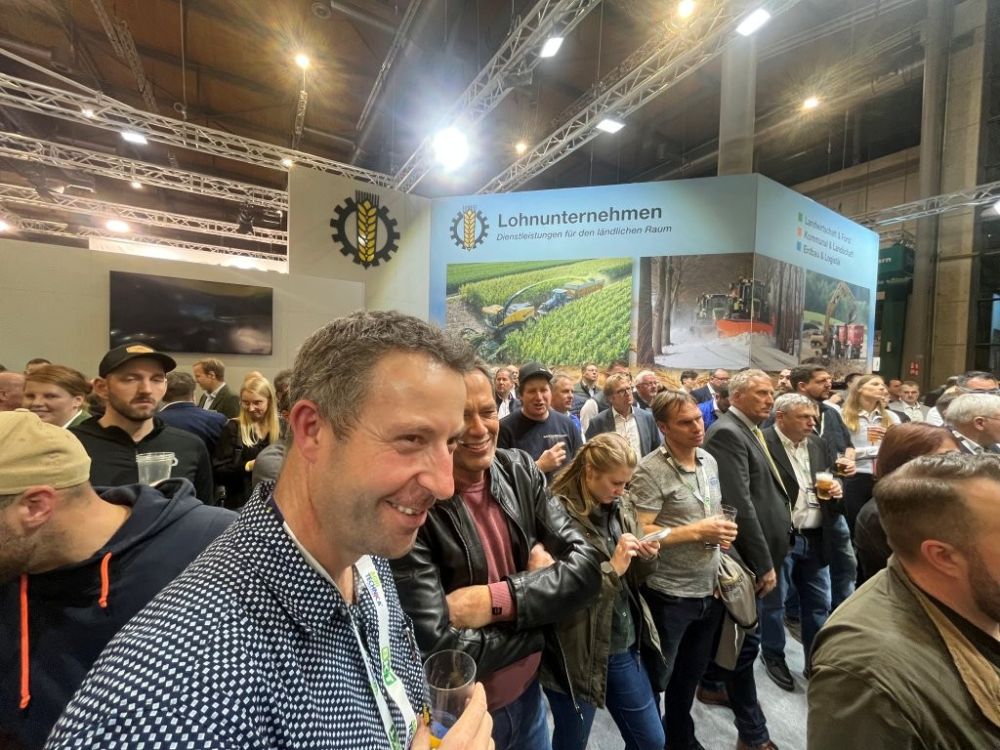 Vorstandsmitglied Samuel Guggisberg des Verbandes Lohnunternehmer Schweiz (1. v. li.) freut sich über die Auszeichnung des Mitgliedes. Bildquelle: kim