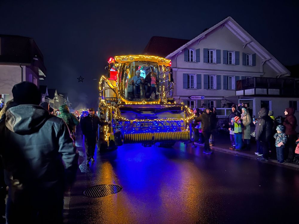 Un spectacle impressionnant : les « grands » ont complété l'événement avec leurs véhicules magnifiquement décorés. Image : kim