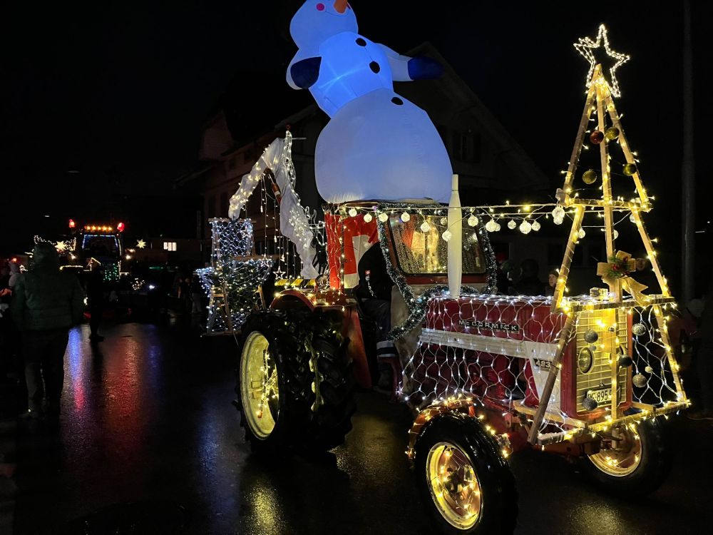 Une belle alliance de tradition et de créativité : les tracteurs de Huttwil ont brillé de mille feux. Image : kim
