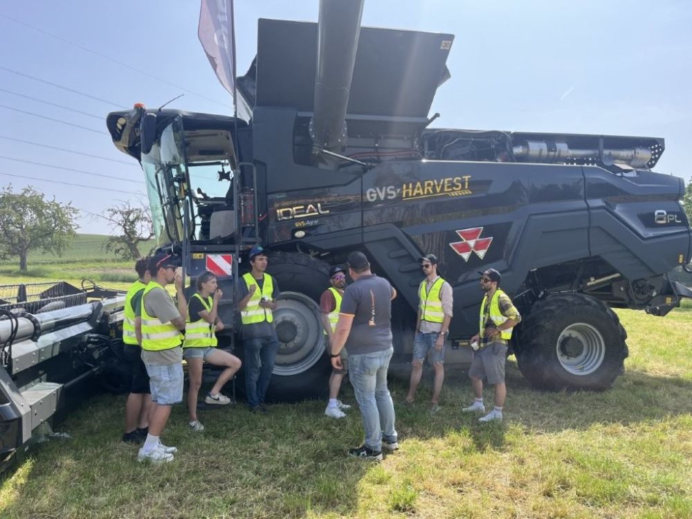 Einmal den MF Ideal 8 PL fahren war der Wunsch der Influencer.