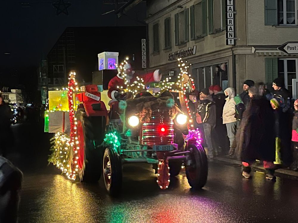 Les tracteurs lumineux ont fait naître un sourire sur le visage non seulement des enfants, mais aussi des nombreux spectateurs enthousiastes. Image : kim