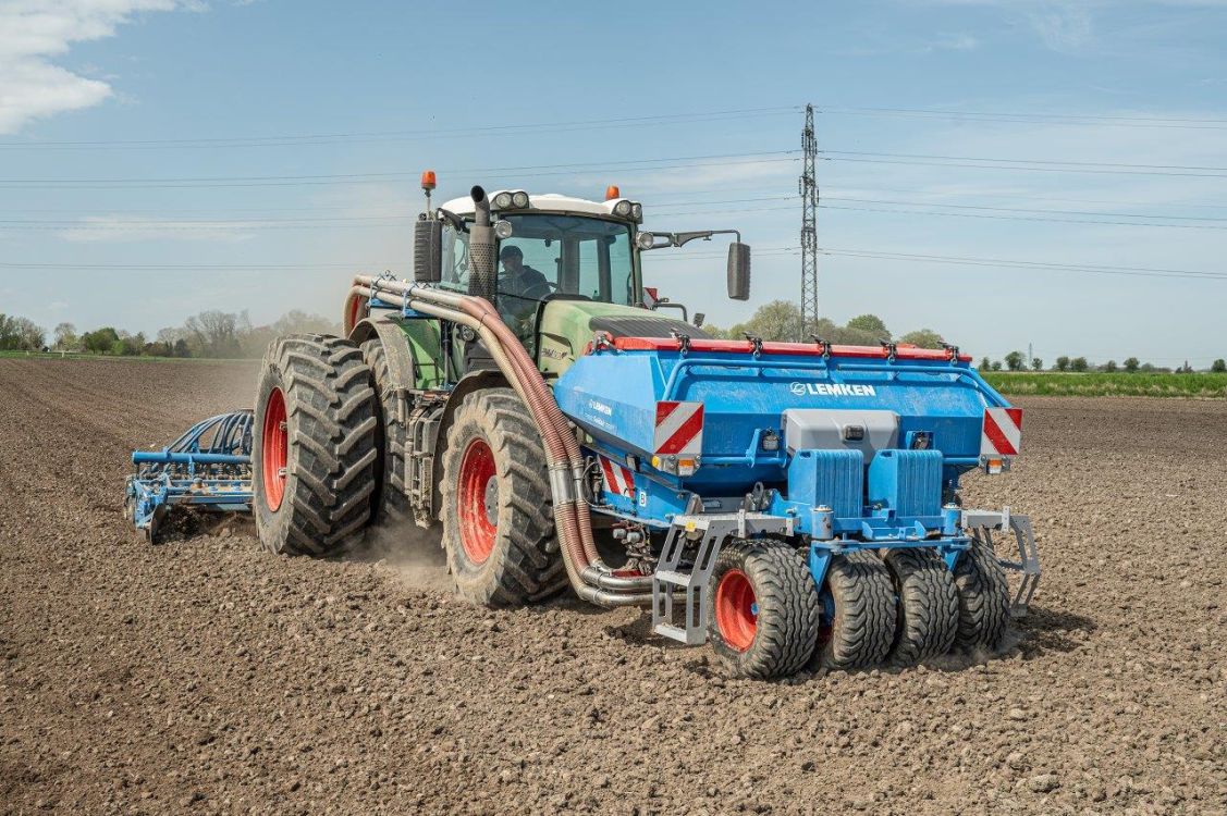 Le Solitair F de LEMKEN est équipé d'un espace de montage frontal qui peut accueillir au choix un packer à pneus ou un poids étranger. Photo : zVg