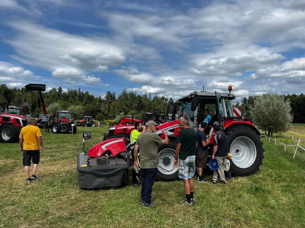 Un Massey Ferguson de la série 5000 avec une faucheuse à disques frontaux MF. Image : kim