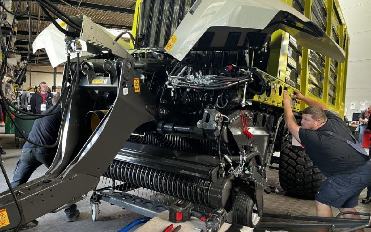 Cargos KLW 8400 Tandem : En 20 min, l'unité de chargement et de coupe complète peut être démontée.